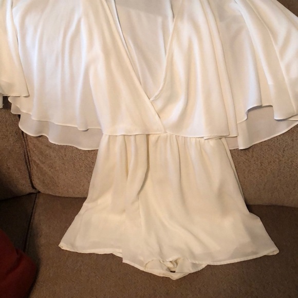 🧚🏾‍♀️ Sexy, cute off white romper - Picture 3 of 3